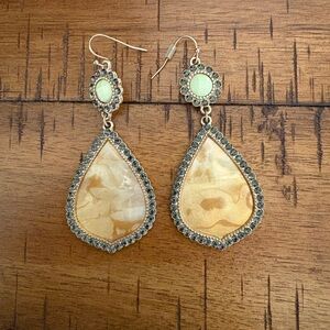 🔴2/$10- Elegant Gold and Cream Teardrop Boutique Earrings